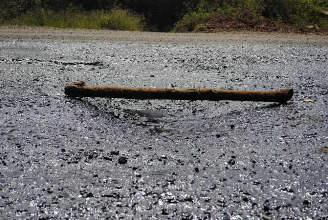 Bắt quả tang nhà thầu thi công QL14 làm ẩu