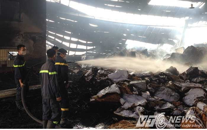 Công nhân Woodsland thất thần trước tro tàn đổ nát