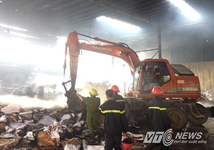 Công nhân Woodsland thất thần trước tro tàn đổ nát