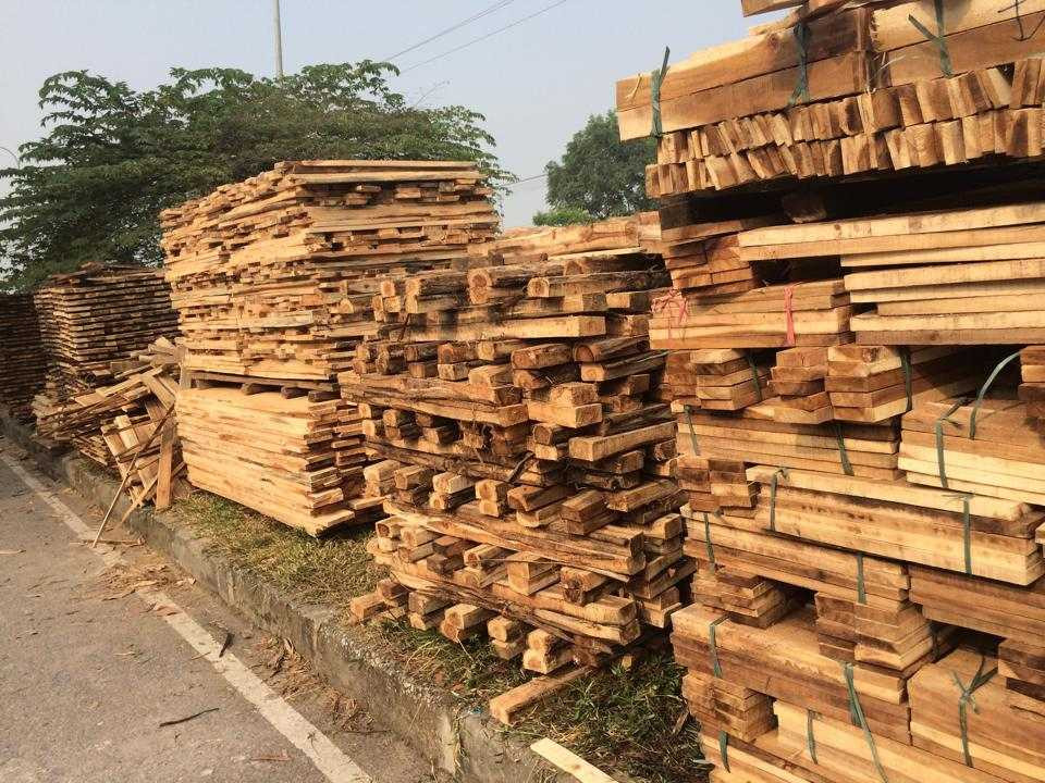 Công nhân Woodsland thất thần trước tro tàn đổ nát