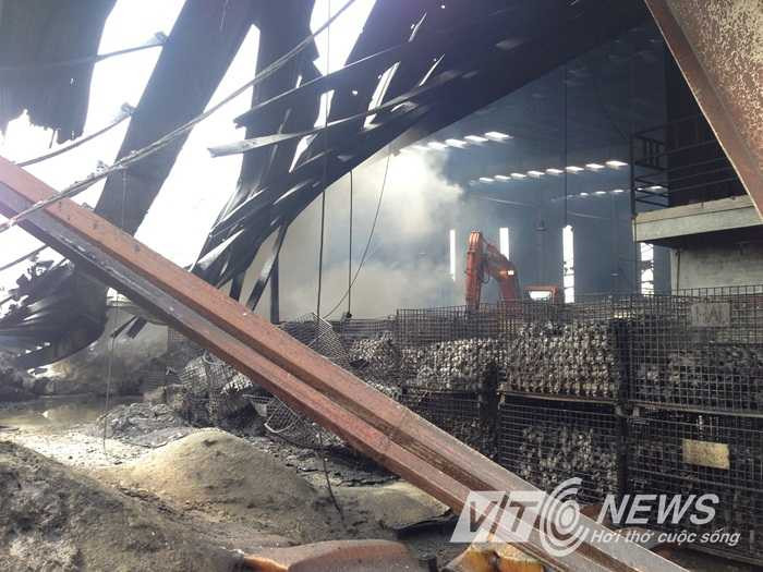 Công nhân Woodsland thất thần trước tro tàn đổ nát