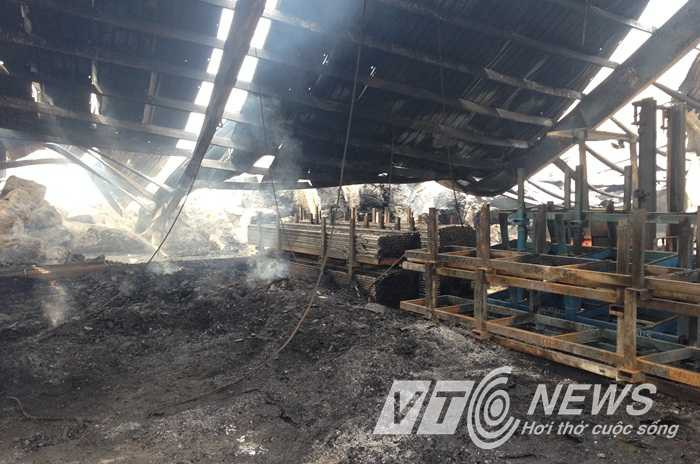 Công nhân Woodsland thất thần trước tro tàn đổ nát