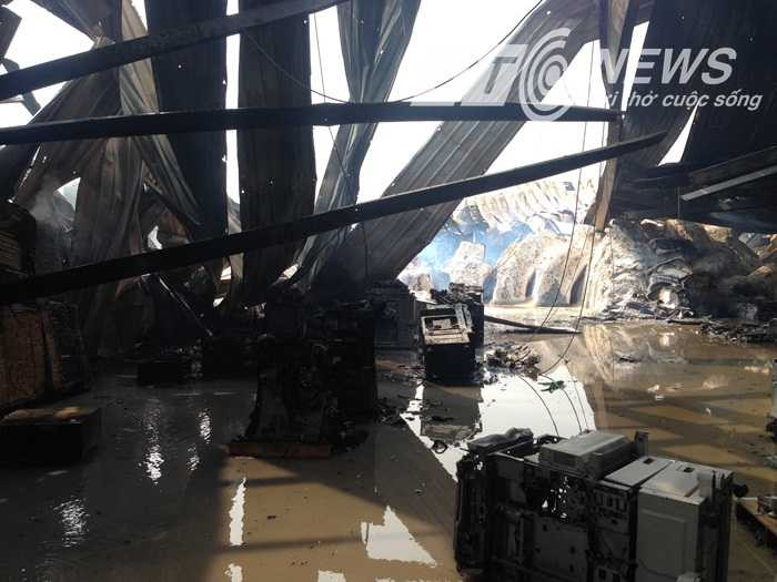 Công nhân Woodsland thất thần trước tro tàn đổ nát