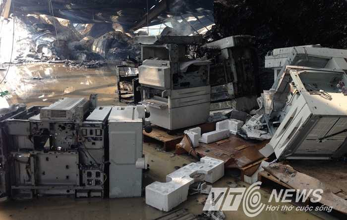 Công nhân Woodsland thất thần trước tro tàn đổ nát