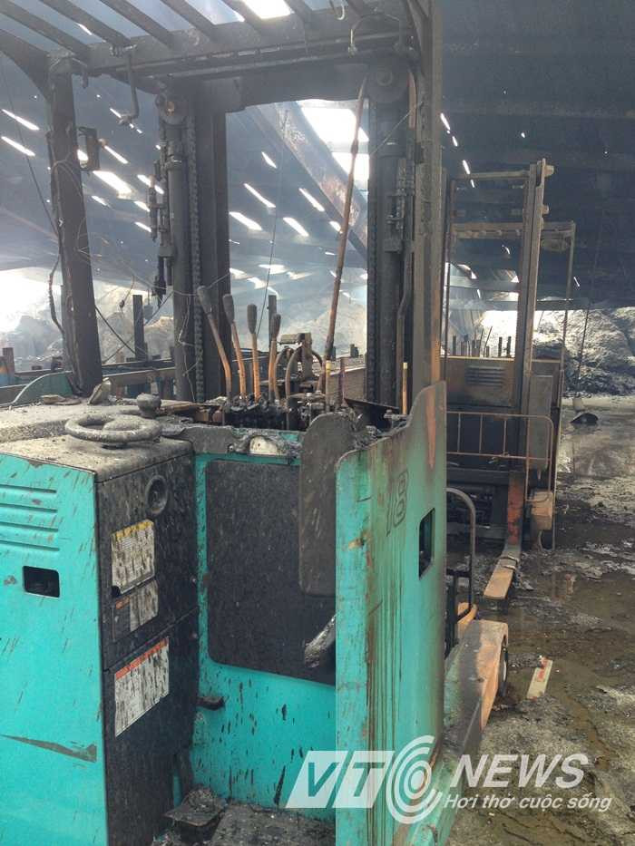 Công nhân Woodsland thất thần trước tro tàn đổ nát