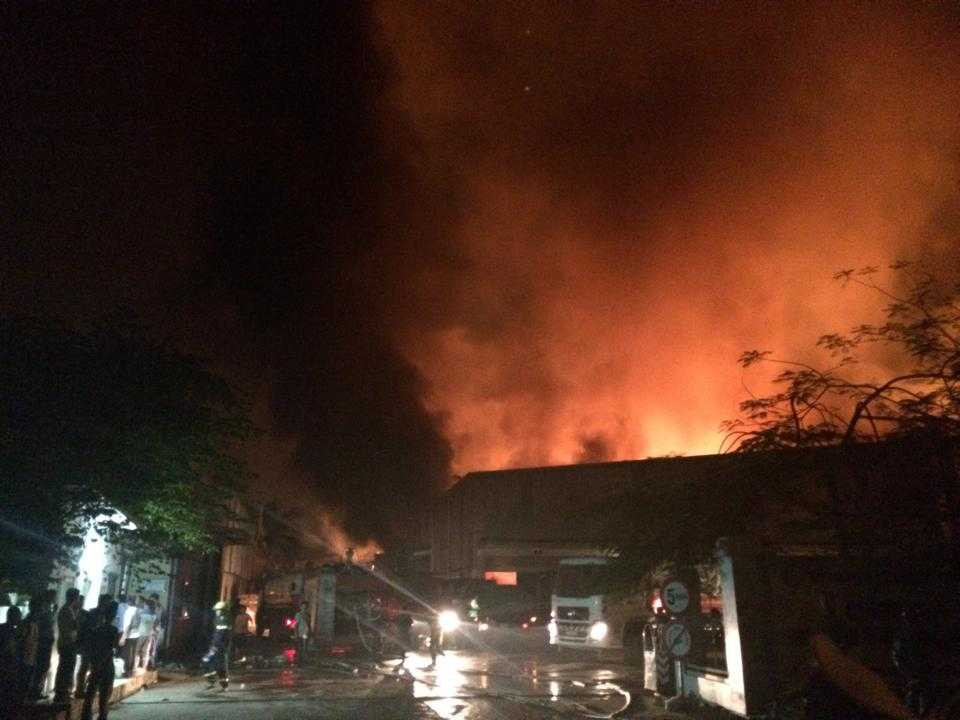 Hà Nội liêp tiếp xảy ra 2 vụ cháy đỏ rực trời