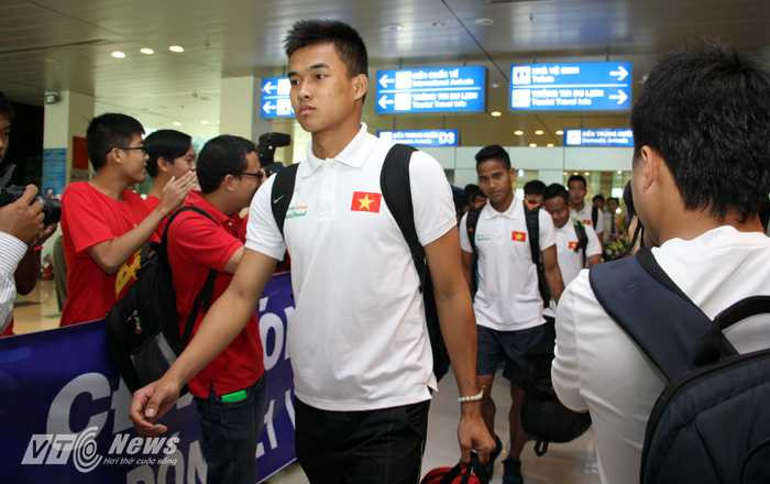 U19 HAGL Arsenal JMG xuống sân bay (Ảnh: Hà Thành)