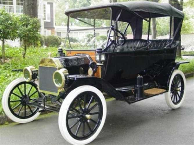 8. Ford Model T. Doanh số: 16,5 triệu xe. Ra đời 1908, thịnh hành nhất trong giai đoạn 1908-1927, chiếc xe đã làm nên tên tuổi hãng Ford luôn đứng ở vị trí xe bán chạy nhất thế giới, dù đã ngừng sản xuất từ rất lâu.