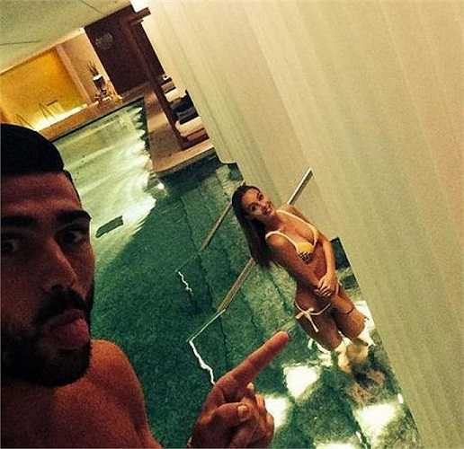 Bạn gái của anh, người mẫu Varga cũng chia sẻ niềm vui cùng tiền đạo này bằng vòng tay ôm ấm áp được cô chia sẻ trên trang cá nhân của mình cùng lời nhắn nhủ: 'Khoảng cách là quá nhỏ khi ai đó có ý nghĩa quá lớn.