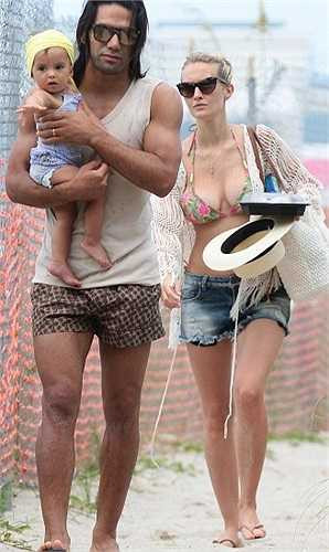 Vào tháng 8 năm 2013, hai vợ chồng đón đứa con đầu lòng, cô công chúa nhỏ Dominique, khi vừa mới chuyển đến Monaco.