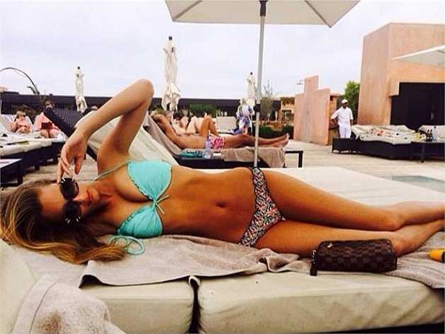 Viky Varga, người mẫu đến từ Hungary đã làm việc với nhiều công ty người mẫu nổi tiếng như Fashion Models, Exte Management, Free Faces Management hay Look Models. Cô cũng đang được dự đoán sẽ là một trong những WAGs hot nhất Premier League khi sở hữu gương mặt xinh đẹp cùng những đường cong 'điên đảo'. 