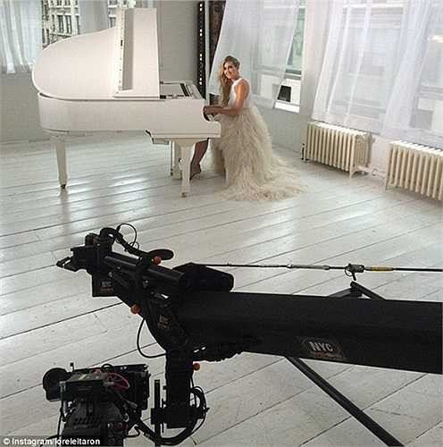 Tân binh Radamel Falcao của Man Utd mới đây đã cho đăng tải trên Instagram hình ảnh cô vợ Lorelei Taron bên cạnh đàn piano với ghi chú: 'Thật đẹp làm sao'. 