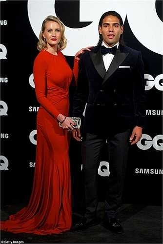 Lorelei Taron, 26 tuổi, là một cô ca sĩ nổi tiếng của Argentina. Cô sinh ra ở Buenos Aires, trong một gia đình có bố và mẹ đều là người Đức. Cô và Falcao gặp nhau trong một nhà thờ khi cô còn 16 tuổi. Cặp đôi này đã quyết định đi đến hôn nhân vào năm 2007, khi Lorelei Taron chỉ mới 19 tuổi. 