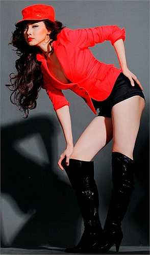 Chân dài này thổ lộ về mối tình đầu từ năm 19 tuổi, khi cô chưa có tiếng tăm trong showbiz