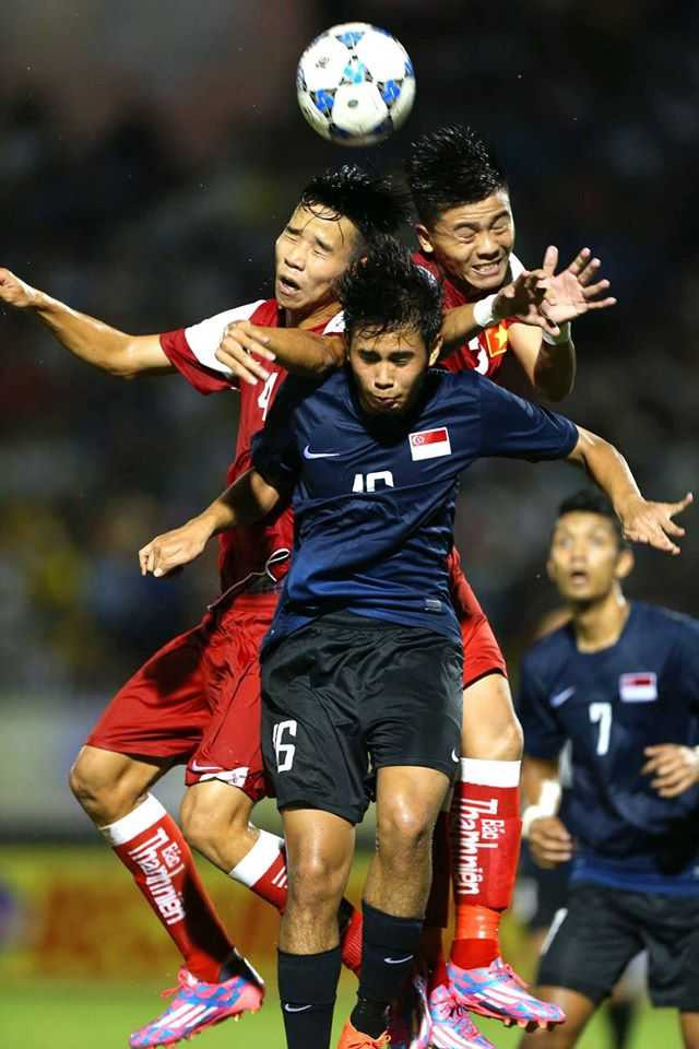 Pha tranh bóng trên không của U21 Việt Nam- U21 Singapore (Ảnh: Quang Minh)