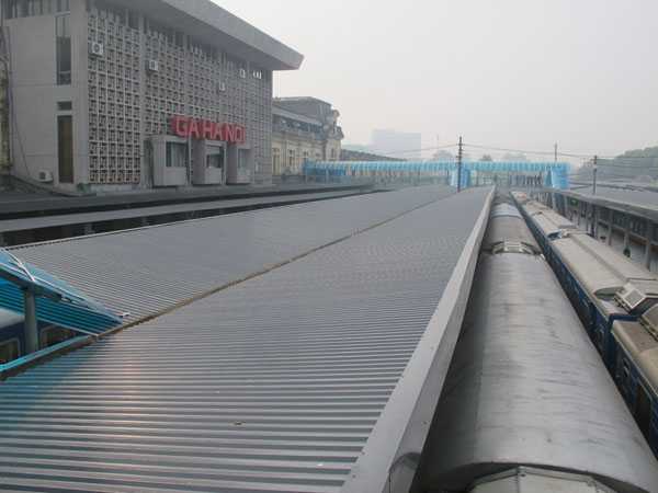 Xóa cảnh hành khách đội mưa, nắng ở Ga Hà Nội