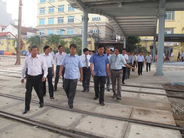 Xóa cảnh hành khách đội mưa, nắng ở Ga Hà Nội