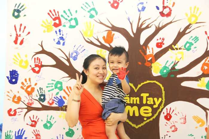 Mẹ và bé in dấu vân tay để gắn kết yêu thương