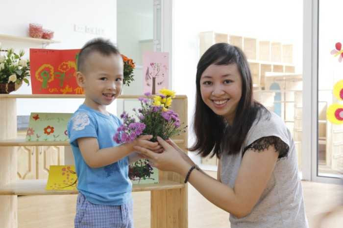 bé mầm non và mẹ