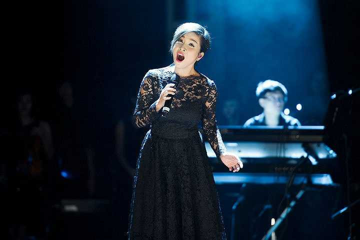 Mỹ Linh với 1 thiết kế cổ điển bằng chất liệu ren đen kiểu dáng đơn giản như chính hình ảnh của chị.