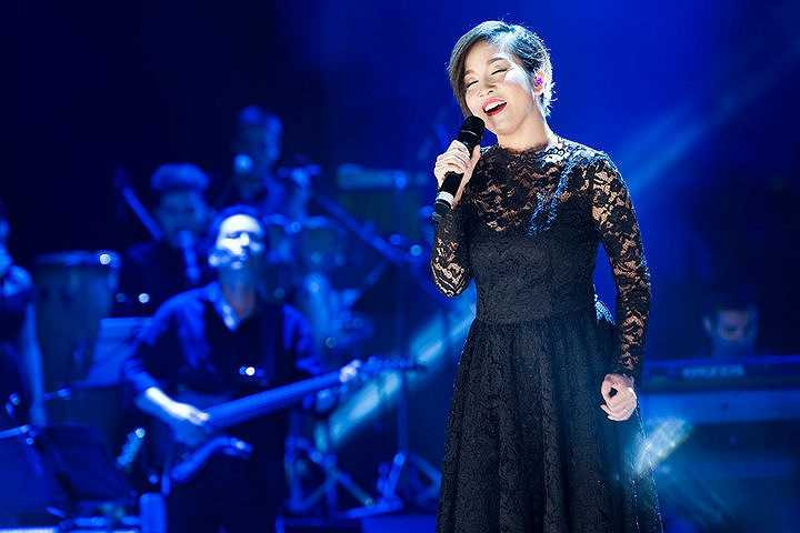 Mỹ Linh hát những ca khúc gắn liền với những kỉ niệm về Hà Nội, về gia đình, bạn bè của chị như: Hà Nội Mùa Thu...