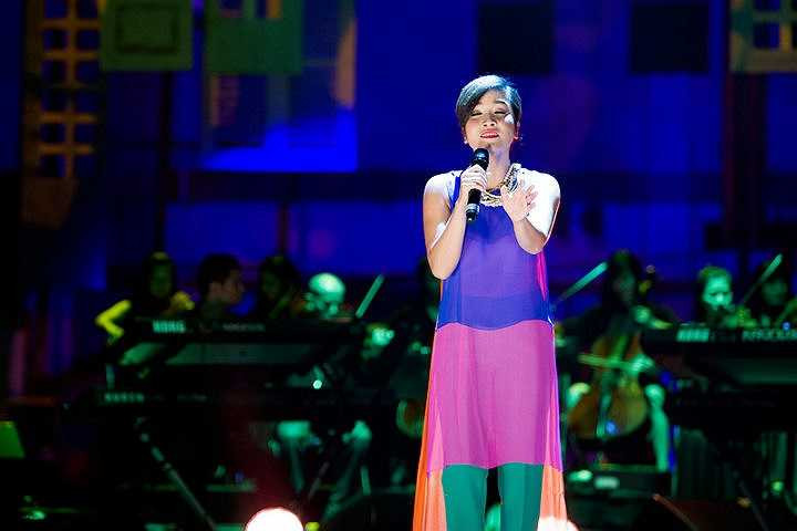 Kế tiếp là 1 trang phục hiện đại trẻ trung với nhiều màu sắc