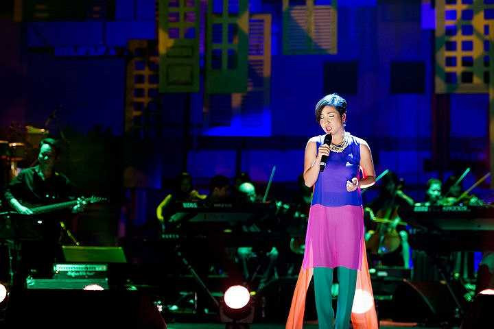 Ở phần này chị hát những ca khúc trẻ trung tràn trề năng lượng và tươi mới như: Lạc bờ, Gọi anh...