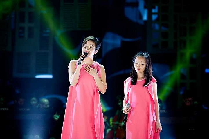 Hai mẹ con cùng diện trang phục trong BST Thu Đông 2014 của NTK Đỗ Mạnh Cường