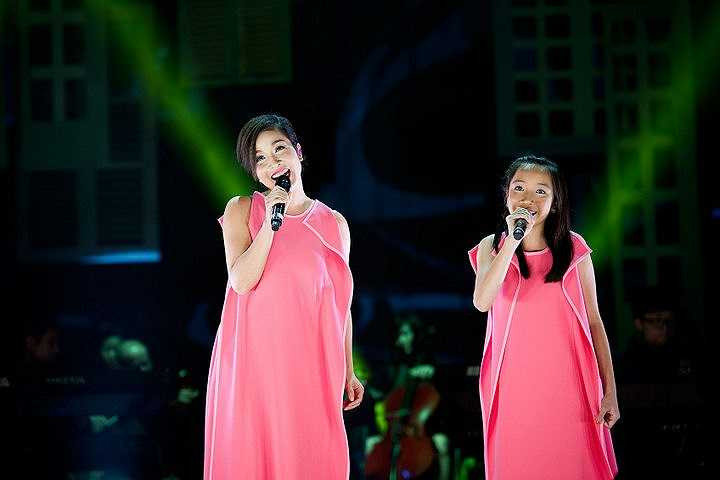 Cảm xúc mùa thu lần này như một bản hòa âm, thể hiện sự viên mãn, gia đình hạnh phúc của Mỹ Linh với những ca khúc cô thể hiện cùng chồng - nhạc sỹ Anh Quân và cô con gái út Mỹ Anh. 