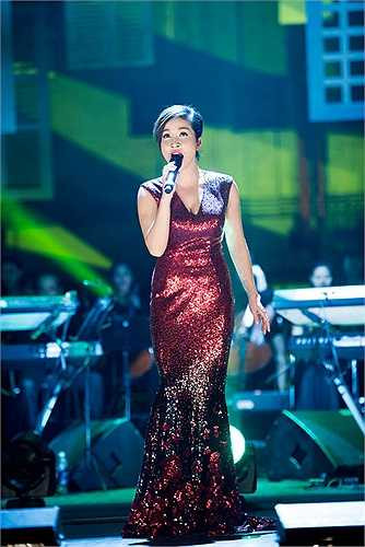 Trang phục bằng chất kiệu ánh kim màu đỏ cũng là 1 trang phục nằm trong BST The Twins của Đỗ Mạnh Cường