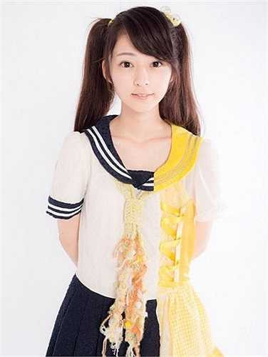 Sugino Shizuka sinh ngày 21/7/1994 ở quận Hyogo (Nhật Bản), có thân hình nhỏ nhắn khả ái với chiều cao chỉ khoảng 1m55.