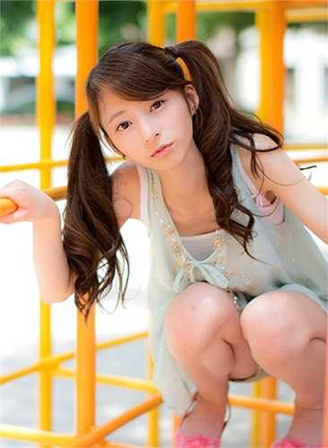 Cô nàng còn có lúm đồng xu xinh xinh trên má trái khi cười.