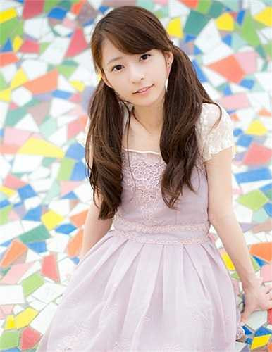 Sau khi nổi tiếng trên mạng, Sugino Shizuka cùng hai bạn lập nhóm Drop, luôn xuất hiện với mái tóc buộc hai bên dễ thương khiến nhiều nam sinh mê mẩn.