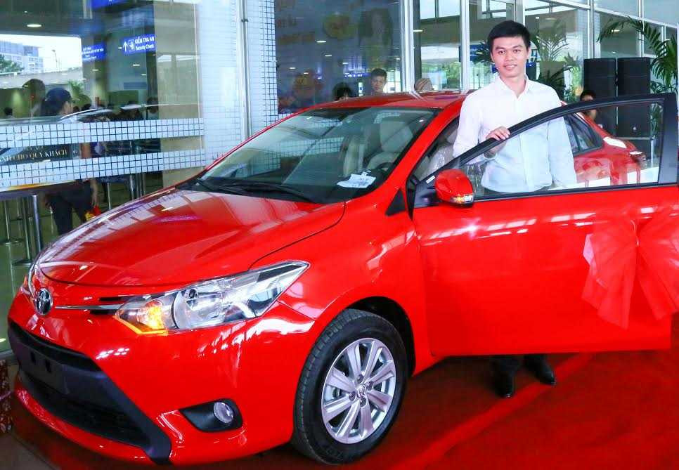 Anh Khánh bên chiếc xe hơi trong ngày trao thưởng