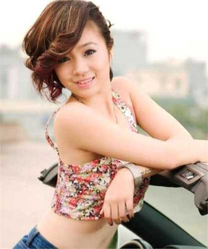 Hotgirl Quỳnh Anh rất mê xe và cô cũng thường làm mẫu ảnh chụp cùng những loại xe mới 