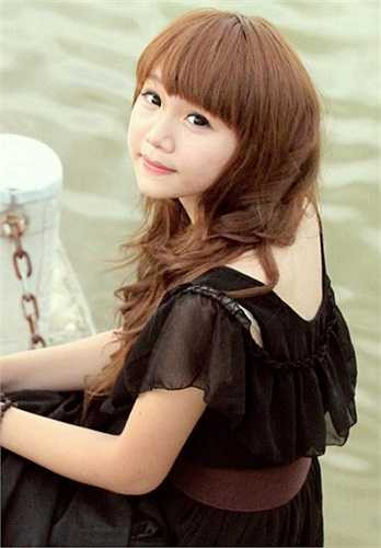 Nữ sinh này còn tham gia sáng tác nhạc, cũng như các hoạt động ngoại khóa khác do trường và địa phương tổ chức.