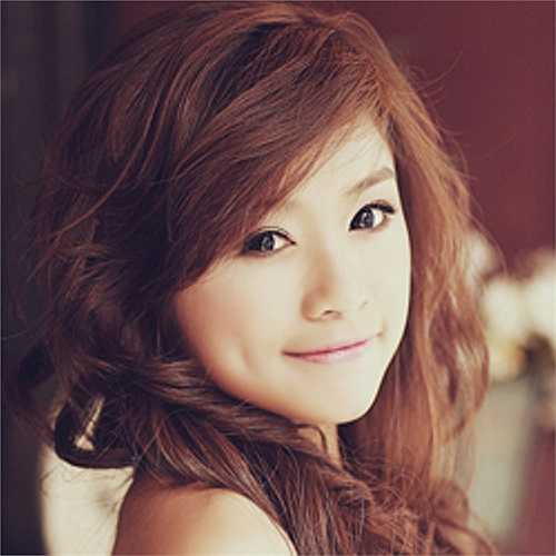 Ngoài là một ca sỹ solo với những bước phát triển riêng, Nhi còn là thành viên nhóm nhạc nữ Cat Eyes.