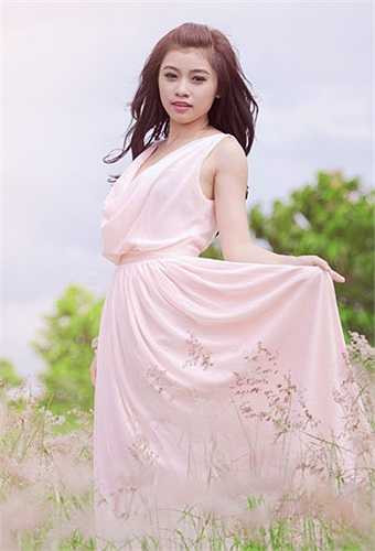 Trong gia đình người luôn bên cạnh uốn nắn, chỉ bảo cho Bảo Nhi chính là người chị gái ruột Bích Hồng – ca sỹ đoạt giải 3 dòng nhạc dân gian Sao Mai 2011. 