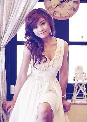 Dù chị gái theo dòng nhạc dân gian còn Bảo Nhi đang hướng tới hình mẫu một ca sỹ teen với những bản pop ballad.