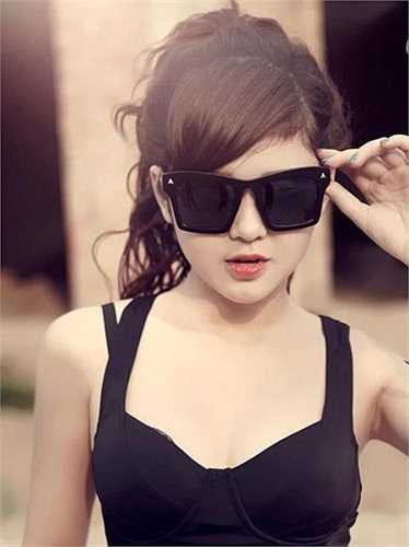 Kim Cương sở hữu ngoại hình chuẩn với gương mặt bầu bĩnh và dáng người khá lý tưởng, luôn thu hút sự chú ý.