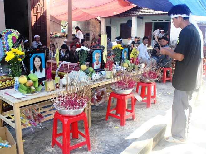 Bé 8 tháng khát sữa trong đại tang bố mẹ và anh trai