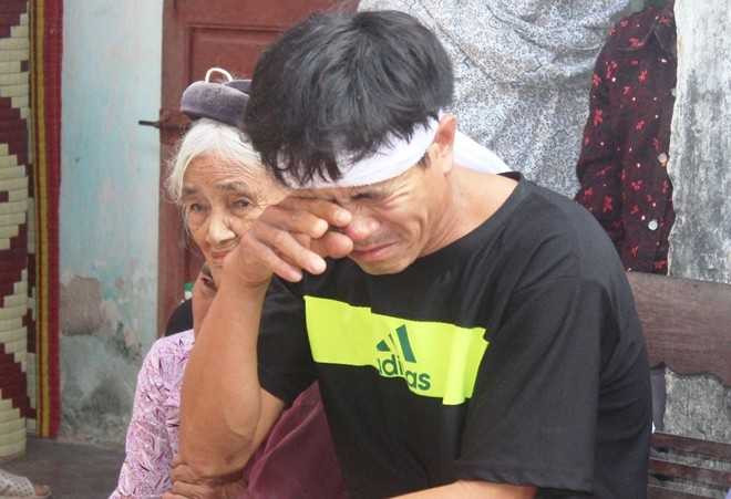 Bé 8 tháng khát sữa trong đại tang bố mẹ và anh trai