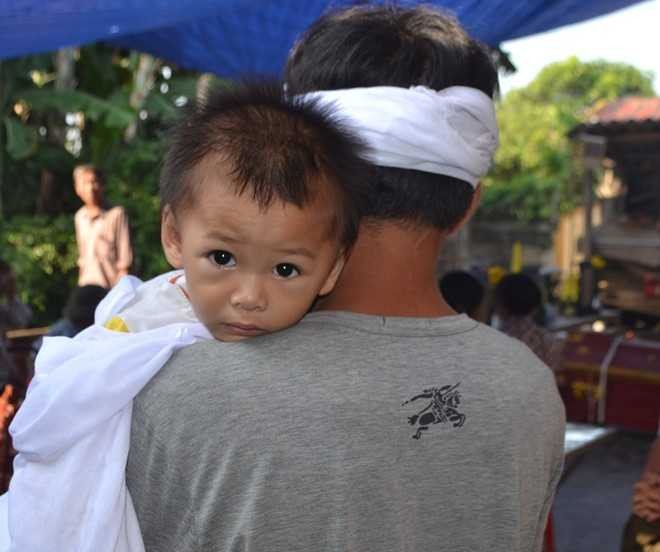 Bé 8 tháng khát sữa trong đại tang bố mẹ và anh trai