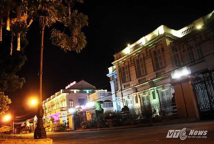 Nhà 'Công tử Bạc Liêu' tọa lạc tại số 13 Điện Biên Phủ, phường 3, TP Bạc Liêu, nằm cạnh bờ sông Bạc Liêu.