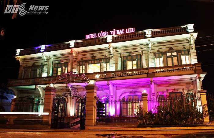 Sau một thời gian trùng tu, ngôi nhà vẫn giữ được kiến trúc xưa. Đặc biệt, nhiều hiện vật của gia đình 'Công tử Bạc Liêu' từng sử dụng như bàn, ghế, giường, tủ, một số đồ sứ… đã được sưu tầm và đưa về đây trưng bày.