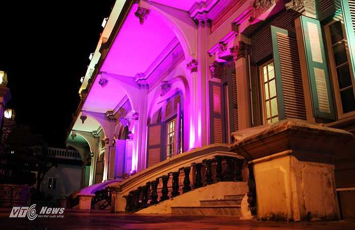 Nó cùng cho thấy cuộc sống vàng son một thời của cậu Ba Huy (Trần Trinh Huy) mà cho đến ngày nay nhiều người biết tiếng.