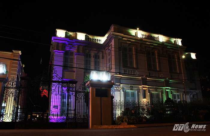 Ngôi nhà này được xây dựng vào khoảng năm 1919, lúc đó 'Công tử Bạc Liêu' Trần Trinh Huy 19 tuổi (Trần Trinh Huy sinh năm 1900).