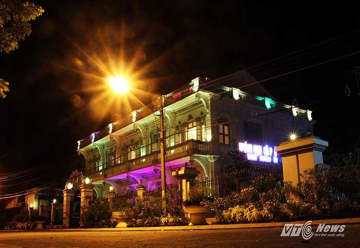 Ngôi nhà do kỹ sư người Pháp thiết kế và tất cả vật liệu để xây dựng đều được đưa từ bên Pháp qua. 