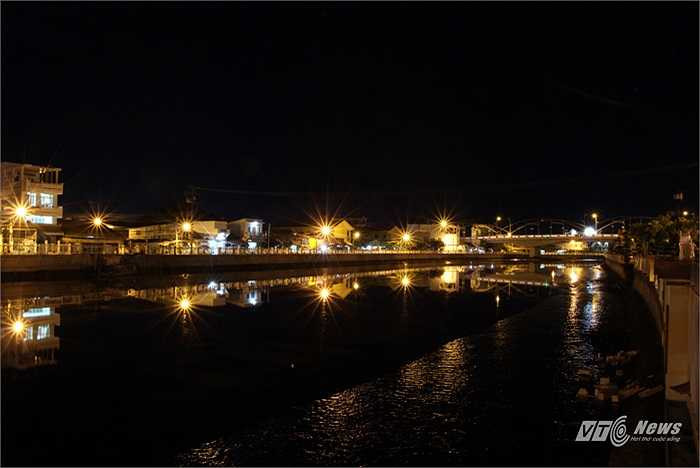 Kênh Bạc Liêu trước nhà 'Công tử Bạc Liêu' về đêm.