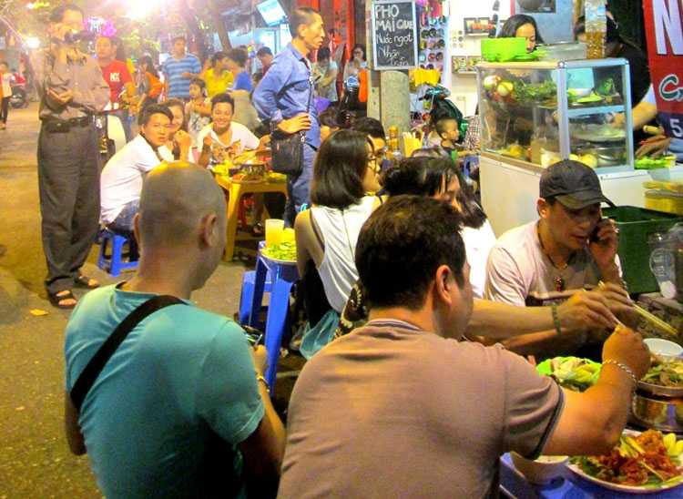 Cận cảnh những quán ăn phố cổ thu bạc triệu mỗi ngày